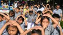 Ribuan siswa dan peserta didik mengikuti kegiatan simulasi evakuasi mandiri di kawasan Blang Padang dan Museum Tsunami, Rabu (9/10/2024). (CHAIDEER MAHYUDDIN/AFP)