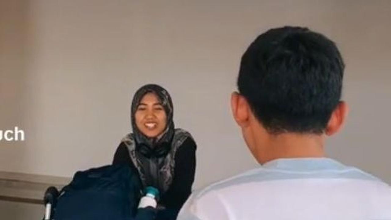 Jadi Orang Pertama di Keluarga yang Lulus S2 di Luar Negeri, Kepulangan Wanita Ini Dapat Sambutan Meriah