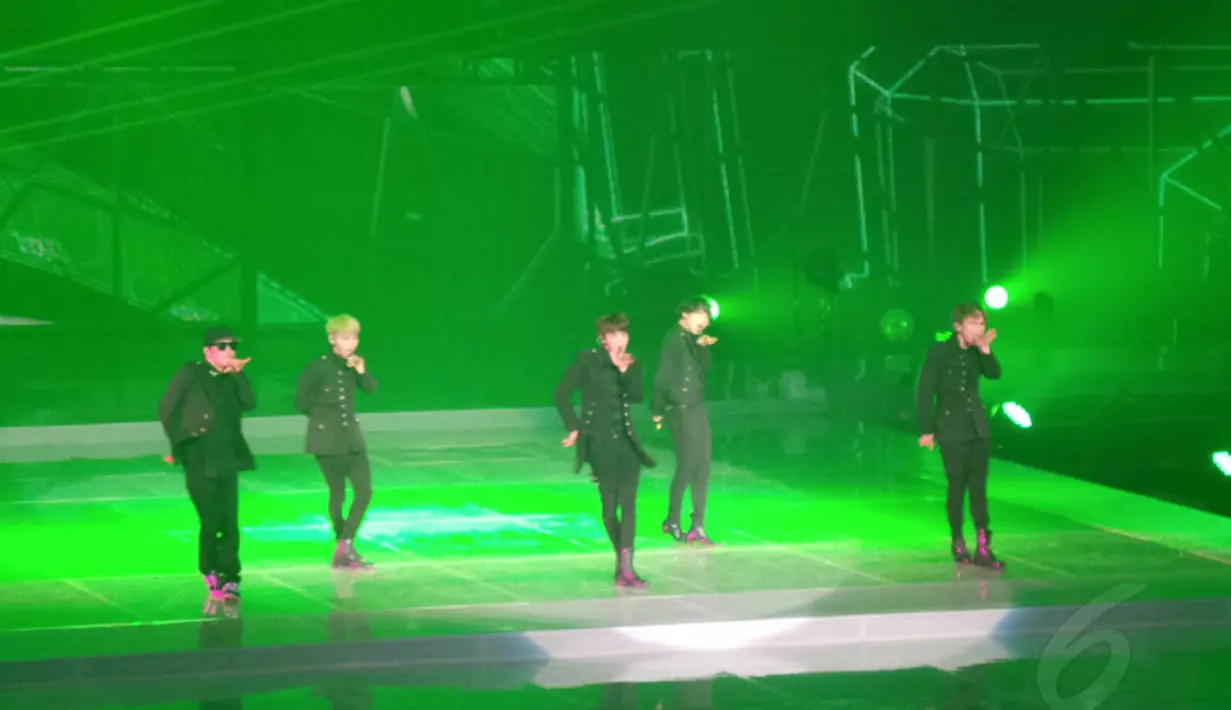 SHINee tampil fenomenal saat menyanyikan lagu hits mereka di hadapan penggemar, Jakarta, Minggu (22/6/14). (Liputan6.com/Desika Pemita)