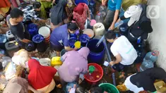 Warga berebut air bersih yang didistribusikan oleh Relawan Gerak Bareng di Desa Karihkil, Ciseeng, Bogor, Minggu (10/09/2023). (merdeka.com/Arie Basuki)