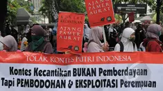 Massa dari Hizbut Tahrir Indonesia (HTI) melakukan aksi unjuk rasa menolak kontes Putri Indonesia di depan kantor Kementerian Pemberdayaan Perempuan, Jakarta, Jumat (20/2/2015). (Liputan6.com/Herman Zakharia)