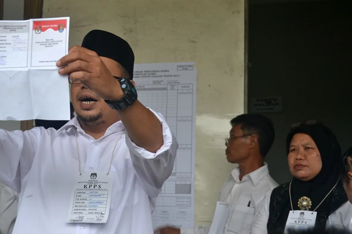 Ilustrasi – petugas KPPS menghitung suara di TPS. (Liputan6.com/Muhamad Ridlo)