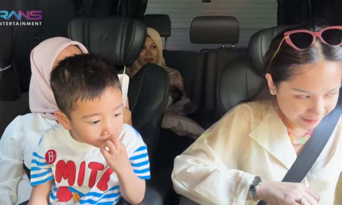 Potret Rafathar Cium Bayi Disorot, Nagita Slavina Kembali Adopsi Anak Setelah Baby Lily?