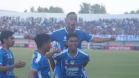 Dwi Raffi Angga (kanan) saat bermain untuk PSIM Yogyakarta di Liga 2 2019. (Bola.com/Vincentius Atmaja)