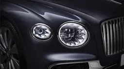 Bentley memiliki ciri khas pada headlampnya. Mereka memiliki headlamp berbentuk bulat yang berjumlah sepasang baik di sisi kiri maupun kanannya. Headlamp ini juga terdapat pada Bentley Flying Spur semua tipe termasuk Mulliner. (Source: auto-data.net)