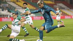 Bek AC Milan, Theo Hernandez, berebut bola dengan pemain Shamrock Rovers pada laga babak kualifikasi Luga Europa 2020/2021 di Tallaght Stadium, Jumat (18/9/2020) dini hari WIB. AC Milan menang 2-0 atas Shamrock Rovers. (AP Photo/Peter Morgan)