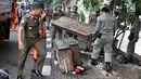 Petugas Satpol PP membongkar lapak saat melakukan penertiban di kawasan pusat perbelanjaan Pasar Baru, Jakarta, Rabu (21/2). Penertiban dilakukan guna mengurangi kesemrawutan serta kesan kumuh di kawasan tersebut. (Liputan6.com/Immanuel Antonius)