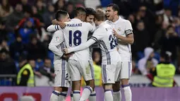 Enzo Zidane merayakan gol bersama rekannya saat laga leg kedua babak 32 besar Copa del Rey di Santiago Bernabeu, Kamis (1/12) Enzo berhasil mencetak gol dalam debut di tim utama Real Madrid (AFP PHOTO / Javier Soriano)