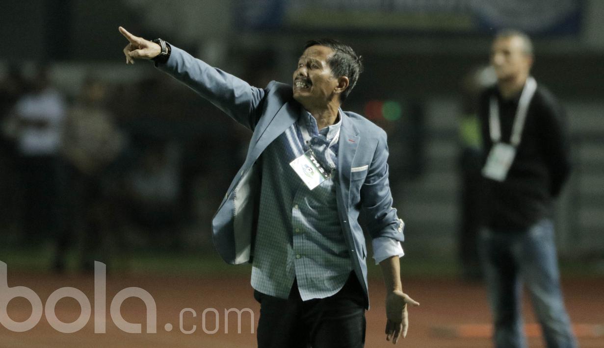 Pelatih Persib, Djajang Nurjaman, memberi arahan kepada anak asuhnya saat melawan Persiba pada laga lanjutan liga 1 Indonesia di Stadion GBLA, Bandung, Minggu (11/6/2017). Persib menang 1-0. (Bola.com/M Iqbal Ichsan)