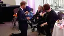 Pangeran Harry berbincang dengan pemenang Penghargaan Anak Inspirasional berusia 7-10, Katie Ward saat menghadiri WellChild Awards di London, Inggirs (16/10). Acara ini untuk memberi penghargaan kepada anak-anak yang terpilih. (AFP Photo/Pool/Matt Dunham)
