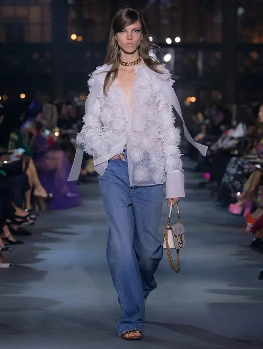 Ia tetap menjaga jiwa couture dengan menjadikan busana couture yang dikasualkan. (dok/valentino).