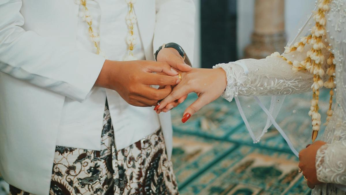9 Fakta Unik di Balik Tradisi-tradisi dalam Pernikahan, Dilestarikan hingga Kini