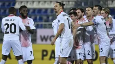 Penyerang AC Milan, Zlatan Ibrahimovic berselebrasi dengan rekan-rekannya usai mencetak gol keduannya ke gawang Cagliari pada pertandingan Liga Serie A Italia di Sardegna Arena, Selasa (19/1/2021). Ibrahimovic mencetak dua gol di pertandingan ini. (AFP/Alberto Pizzoli)