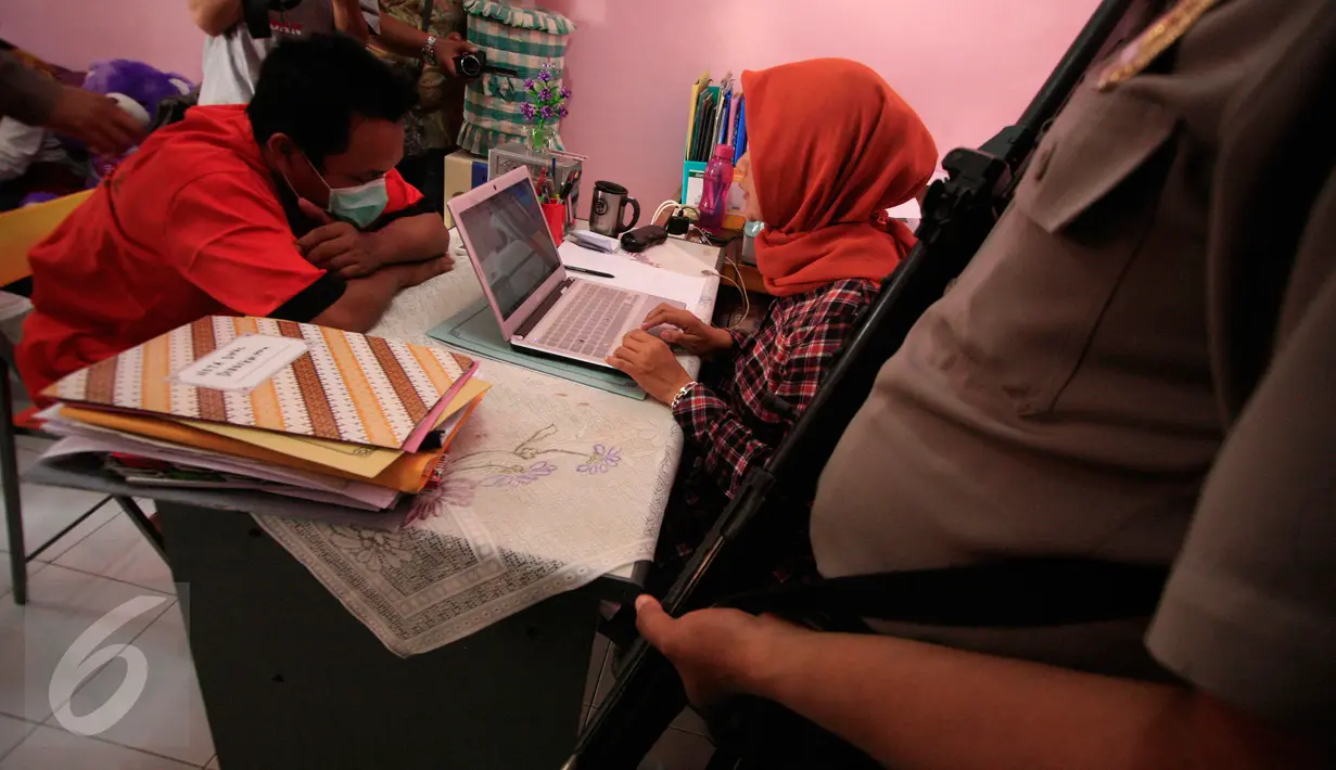 Tersangka pencabulan, Ismail (47) menjalani pemeriksaan di Mapolda DIY, Selasa (17/5). Kepala Sekolah Madrasah Aliyah di Bantul itu mencabuli siswi kelas MTs berinisial S (16) sebanyak empat kali sejak awal 2016 lalu. (Liputan6.com/Boy Harjanto)