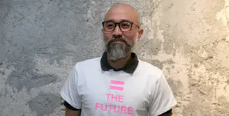 Ada yang berbeda dari penampilan aktor senior Lukman Sardi. Ditemui di kawasan Kemang, Jakarta Selatan, Jumat (17/11/2017), anak dari Idris Sardi itu tampil dengan kepala plontos. (Nurwahyunan/Bintang.com)