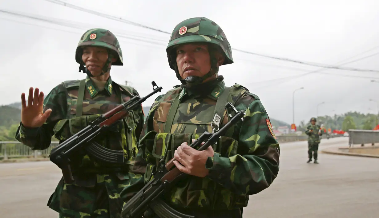 Tentara Vietnam berjaga di jalan dekat stasiun kereta Dong Dang menjelang kedatangan pemimpin Korea Utara, Kim Jong-un di Lang Son, Senin (25/2). Kim Jong-un akan memasuki Vietnam dengan kereta api untuk pertemuan dengan Donald Trump. (AP/Minh Hoang)