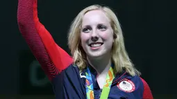Atlet Menembak dari AS, Virginia Thrasher saat merayakan kemenangannya meraih medali emas di Olimpiade Rio 2016, Brasil (6/8). (REUTERS)