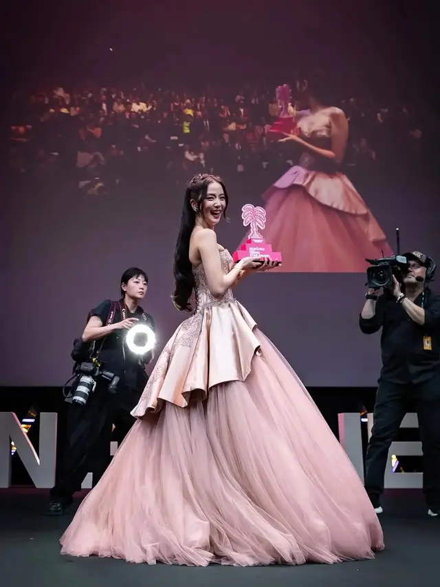 Jisoo BLACKPINK Tampil Bak Princess di Pink Carpet Cannes Series International Festival, Jadi Artis Asia Pertama Raih Penghargaan