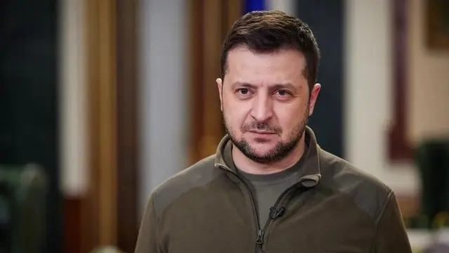 Dilelang, Jaket Hijau Army Ikonis Presiden Ukraina Volodymyr Zelensky Berhasil Terjual Rp1,6M