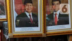 Pedagang bingkai foto bergambar presiden dan wakil presiden terpilih 2024-2029 menunggu pembeli di Pasar Baru Jakarta, Senin (22/4/2024). (merdeka.com/Imam Buhori)