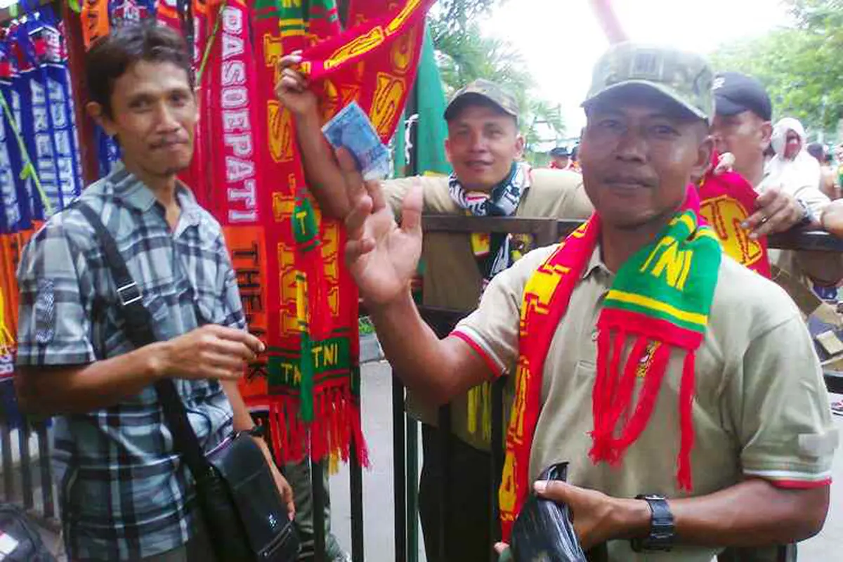 Pedagang suvenir dan jersey