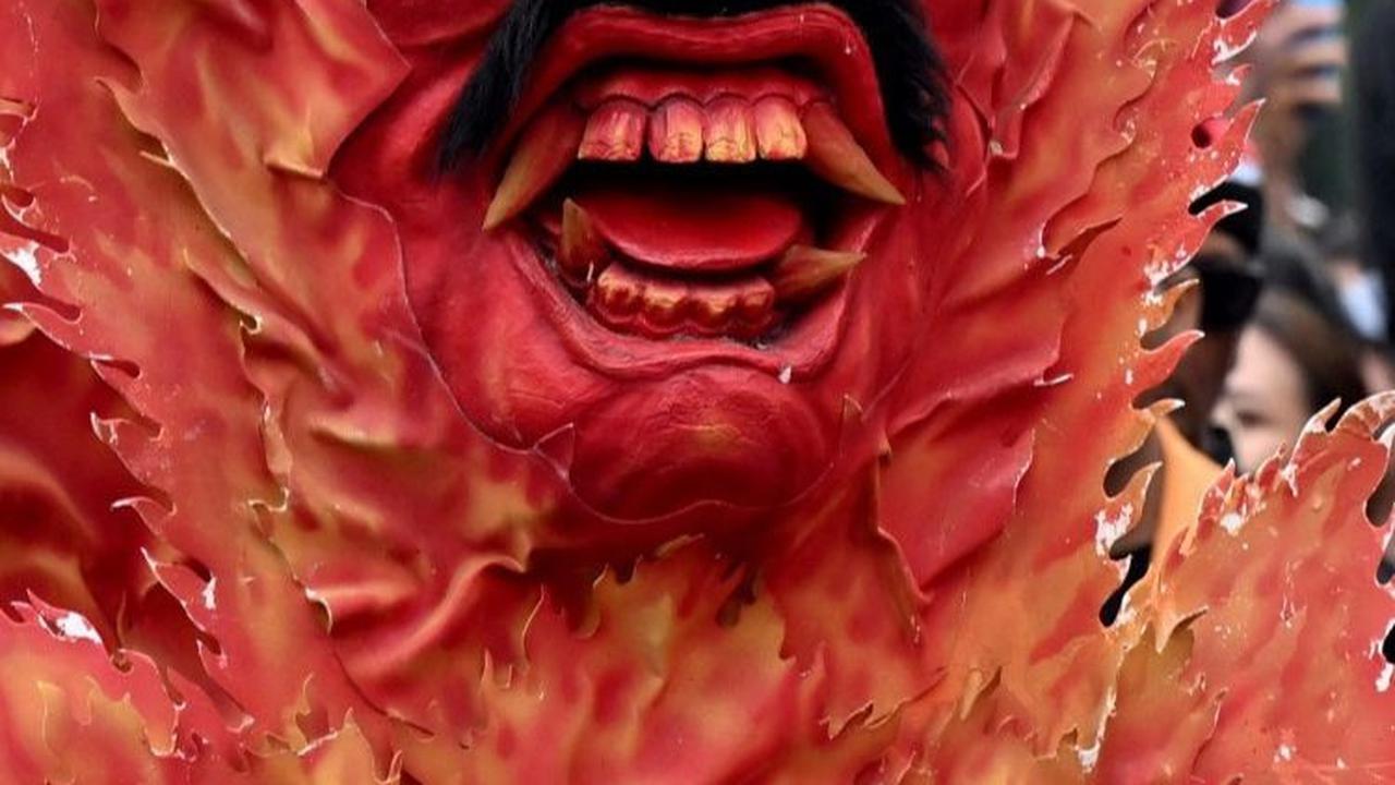 Patung Ogoh-Ogoh berwajah menyeramkan ini ditampilkan dalam parade untuk mewakili roh jahat. Foto: AFP / SONNY TUMBELAKA<br>