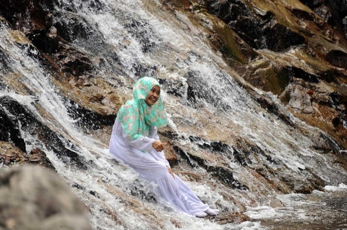 Asyiknya muslim minoritas Thailand ngabuburit di Air Terjun Pajo