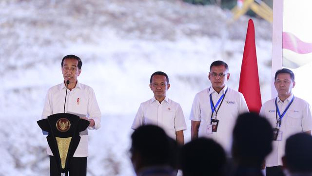 Presiden Joko Widodo (Jokowi) telah meletakan proses batu pertama atau groundbreaking Proyek Strategis Nasional (PSN) Kawasan Industri Pupuk Fakfak