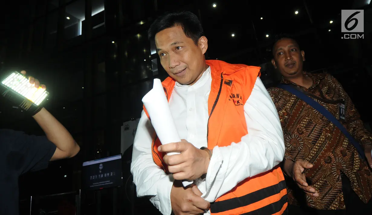 Anggota DPR Fraksi Golkar Bowo Sidik Pangarso usai menjalani pemeriksaan perdana di Gedung KPK, Jakarta, Selasa (2/4). Bowo diperiksa sebagai tersangka dugaan menerima suap terkait kerja sama pengangkutan pupuk melalui kapal. (merdeka.com/Dwi Narwoko)