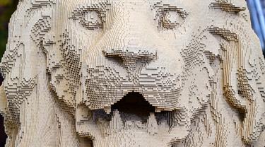 Sebuah foto pada 28 Oktober 2022 menunjukkan bagian dari patung singa raksasa dari lego, replika salah satu patung singa dari jembatan tertua Hungaria - Chain Bridge - di Budapest. Replika patung singa dari jembatan tertua Hungaria, Szechenyi Lanchid, tersusun dari 850 ribu keping Lego dalam 560 jam oleh seniman Balazs Doczy. (ATTILA KISBENEDEK / AFP)