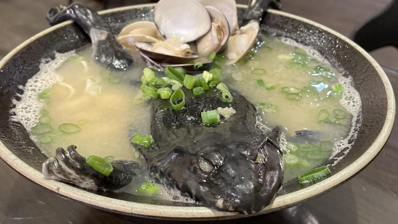 Ramen berisi katak yang belum dipotong dan belum dikupas dari restoran Taiwan Yuan Ramen.
