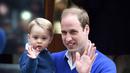 Nah ini adalah Prince George, anak dari Prince William dan Kate Middleton. Foto ini diambil pada tahun 2015. Gemas banget ya! (Cosmopolitan)