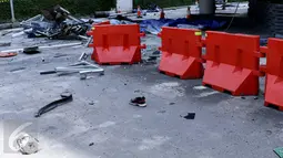 Sepatu terlihat di lokasi jatuhnya sebuah gondola dari lantai 23 Gedung Intiland Tower Sudirman, Tanah Abang, Jakarta, Rabu (26/10). Diduga penyebab jatuhnya gondola tersebut karena putusnya tali sling. (Liputan6.com/Gempur M Surya)
