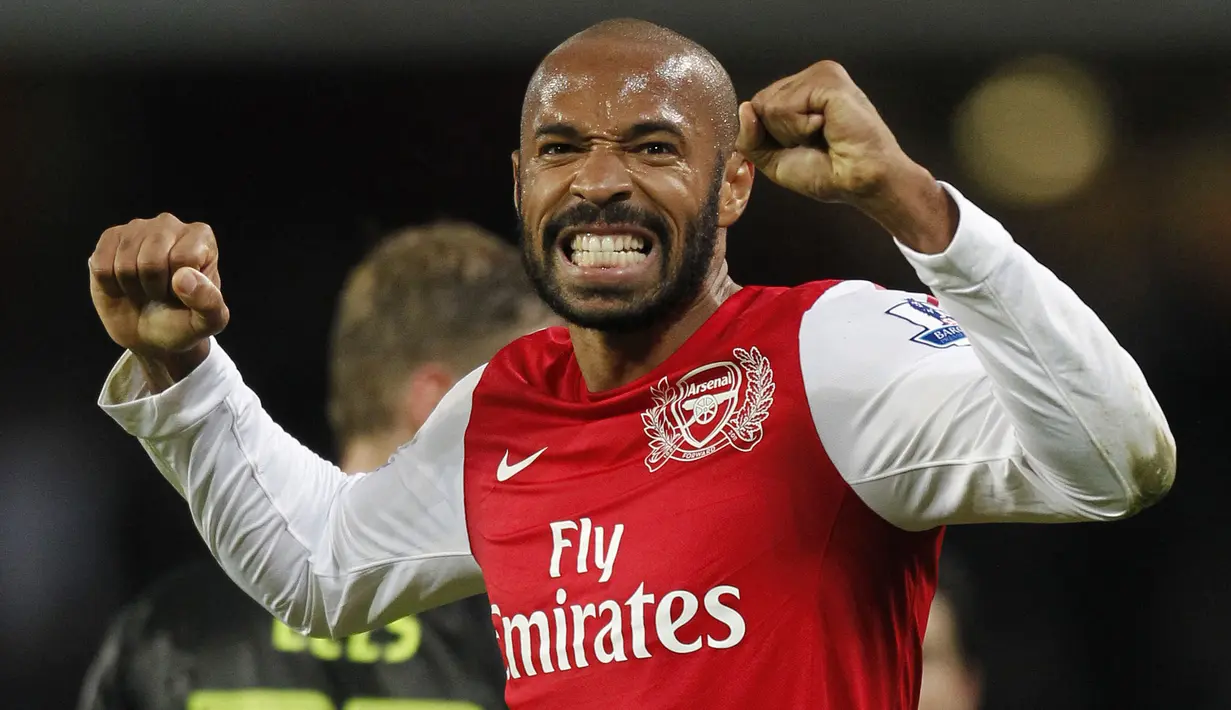<p>Thierry Henry dianggap sebagai salah satu striker terhebat sepanjang masa dalam sejarah Liga Inggris. Ia berhasil menyabet penghargaan Sepatu Emas sebanyak empat kali. Gelar pertamanya direngkuh pada musim 2001/02 dengan torehan 23 gol. Pada musim selanjutnya, ia torehannya kalah dari Ruud van Nistelrooy, namun berhasil menjadi top assistt dengan 20 assistnya. Henry mendapatkan tiga penghargaan Sepatu Emas lainnya pada musim 2003/04 hingga 2005/06. (AFP/Ian Kington)</p>