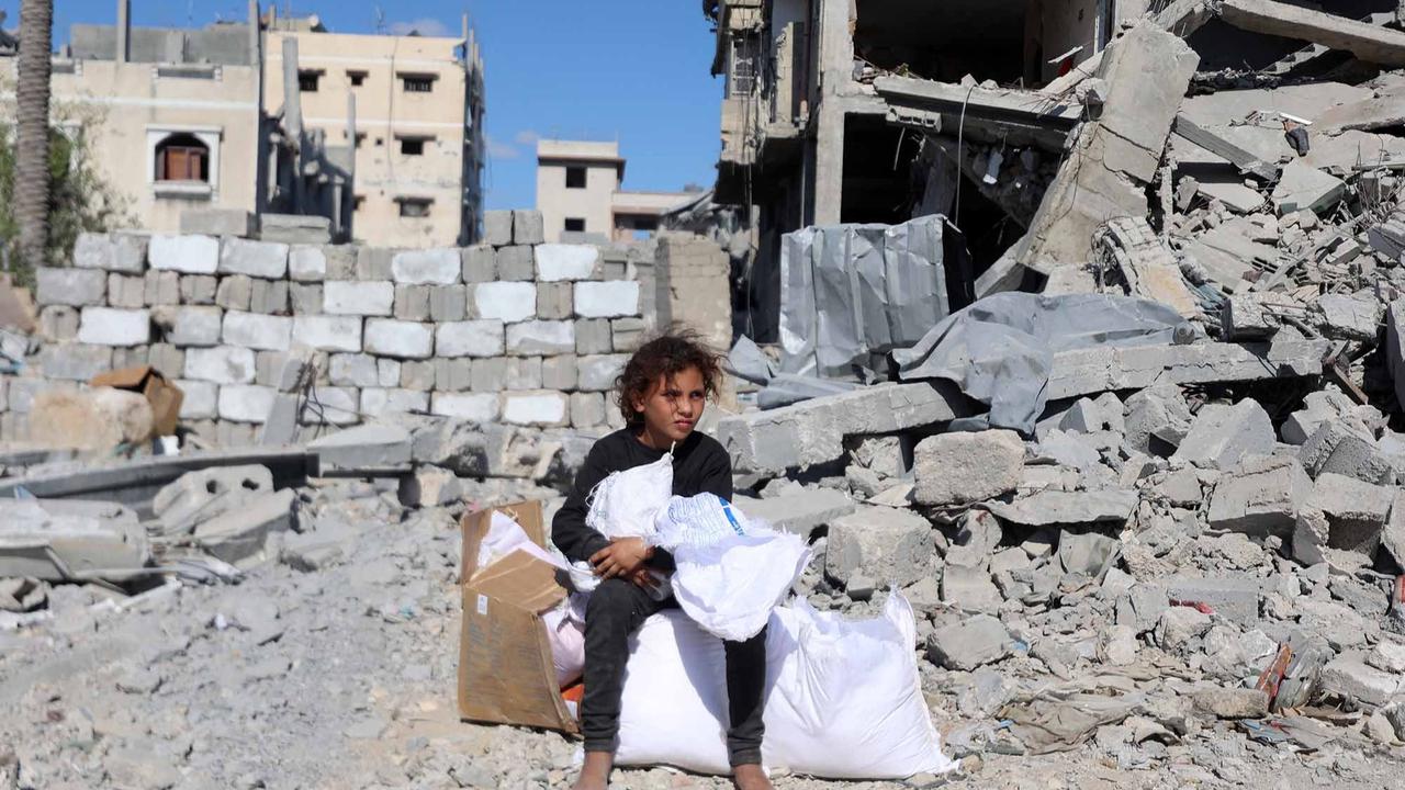 FOTO: Di Tengah Gencatan Senjata, Warga Gaza Berebut Bantuan Bahan Makanan untuk Bertahan Hidup