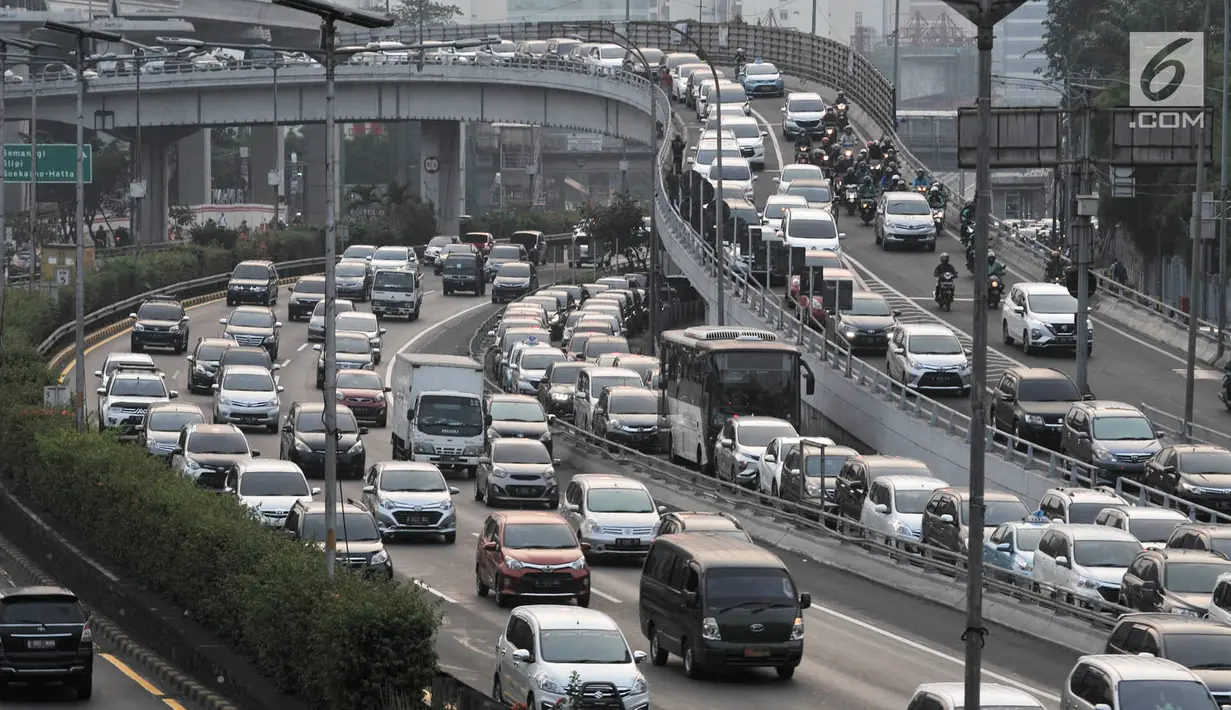 Kendaraan terjebak kemacetan di kawasan Gatot Subroto, Jakarta, Selasa (2/7/2019). Kepala Bappenas Bambang Brodjonegoro menyebut kerugian ekonomi akibat kemacetan Ibu Kota berdasarkan data tahun 2013 sebesar Rp 65 triliun per tahun dan pada 2019 mendekati Rp 100 trilliun. (merdeka.com/Iqbal Nugroho)