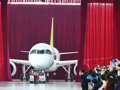 Para tamu mengambil gambar pesawat jet penumpang C919 pertama yang dibuat oleh Commercial Aircraft Corp of China ( Comac) di Shanghai, China, (2/11/2015). Comac meluncurkan Pesawat buatan Cina pertama dengan kapasitas 158 tempat duduk. (REUTERS/Stringer) 