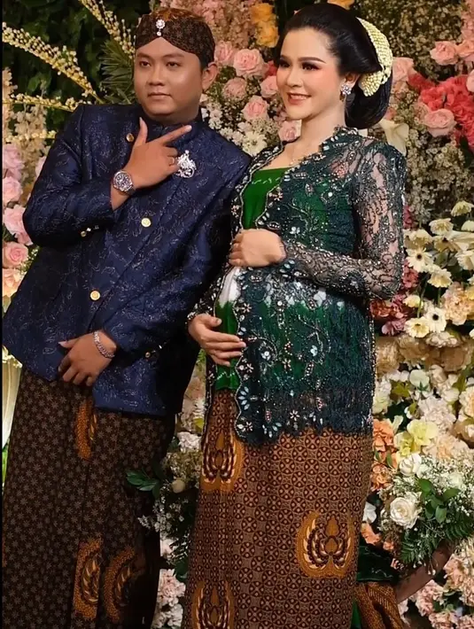 Calon ibu menjalani ganti kebaya atau pakaian hingga tujuh kali. Setiap penampilannya, akan meminta pendapat dari para tamu yang hadir. Minta pendapat antara pantas atau tidak. Kebaya kedua yang dikenakan. [Instagram/asrileksono_parasasriofficial]