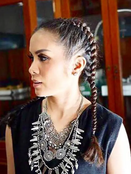 Momo Geisha, juga hobi banget yang namanya kepang rambut. Kalau dalam sehari-hari, gaya kepang milik Momo ini disebut sebagai kepang kelabang. Lucu banget ya? (Instagram/therealmomogeisha)