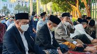 Wakil Presiden RI ke 10 dan 12 Jusuf Kalla alias JK bersama keluarga melaksanakan salat Idul Adha di lapangan masjid Al Azhar, Kebayoran Baru, jakarta Selatan. (Foto: Istimewa).