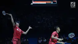 Ganda putra Indonesia, Fajar Alfian/M Rian Ardianto melakukan smesh ke arah Marcus F Gideon/Kevin Sanjaya Sukomuljo pada semifinal Indonesia Open 2018, Istora GBK, Jakarta, Sabtu (7/7). Fajar/Rian kalah 13-21, 10-21. (Liputan6.com/Helmi Fithriansyah)