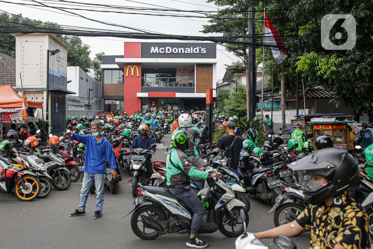 FOTO: BTS Meal Mulai Dijual, Gerai McDonald's Diserbu Ojek Online