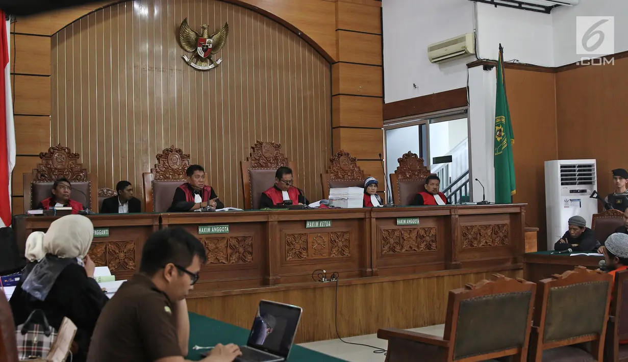 Pengadilan Negeri Jakarta Selatan kembali menggelar sidang kasus bom Thamrin dengan terdakwa Aman Abdurrachman, Selasa (27/3). Sidang menghadirkan tiga orang saksi, salah satunya terpidana kasus bom Samarinda, Joko Sugito. (Liputan6.com/Herman Zakharia)