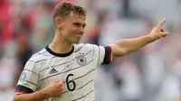 Joshua Kimmich. Gelandang Timnas Jerman berusia 27 tahun yang kini memperkuat Bayern Munchen ini memiliki nilai pasar tertinggi di Grup E dengan nilai 85 juta euro. Pemilik 64 caps ini total tampil dalam 8 laga di fase kualifikasi dengan torehan 1 assist. (AFP/Pool/Matthias Schrader)