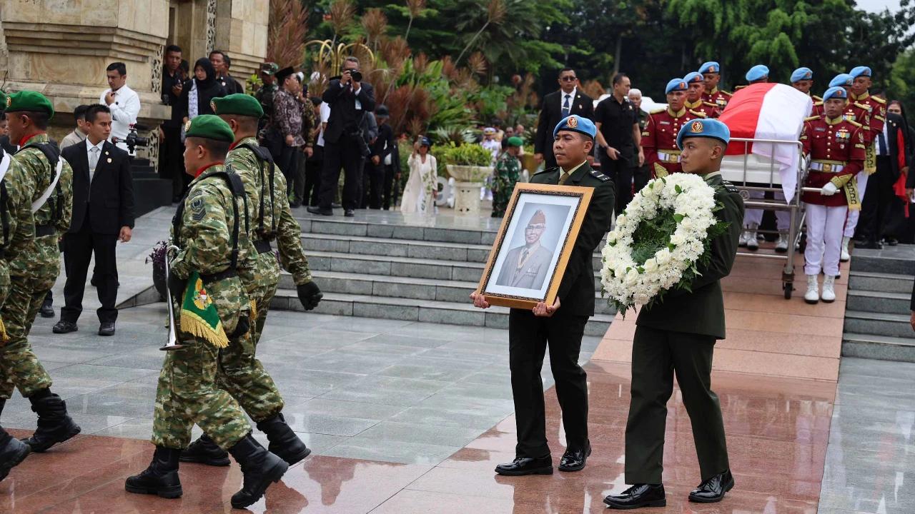 FOTO: Presiden Prabowo Pimpin Pemakaman Militer Try Sutrisno di TMP Kalibata