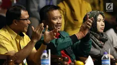 Menpora Imam Nahrawi (tengah) bertepuk tangan saat menyaksikan laga Indonesia melawan Qatar di Kejuaraan Voli Asia 2017 di GOR Tri Dharma, Gresik, Rabu (26/7). Indonesia unggul 3-2 (24-26, 14-25, 25-20, 25-21, 15-11). (Liputan6.com/Helmi Fithriansyah)
