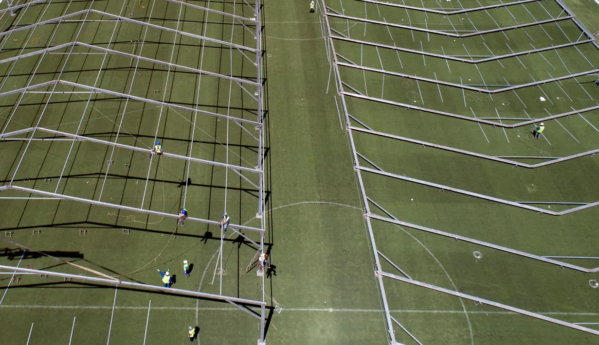 Lokasi pembangunan rumah sakit lapangan sementara untuk menampung pasien terinfeksi Covid-19 di stadion Pacaembu, di Sao Paulo, Senin (23/3/2020). Sejumlah klub sepakbola papan atas Brasil meminjamkan stadion untuk diubah menjadi rumah sakit atau klinik darurat virus corona. (AP/Andre Penner)