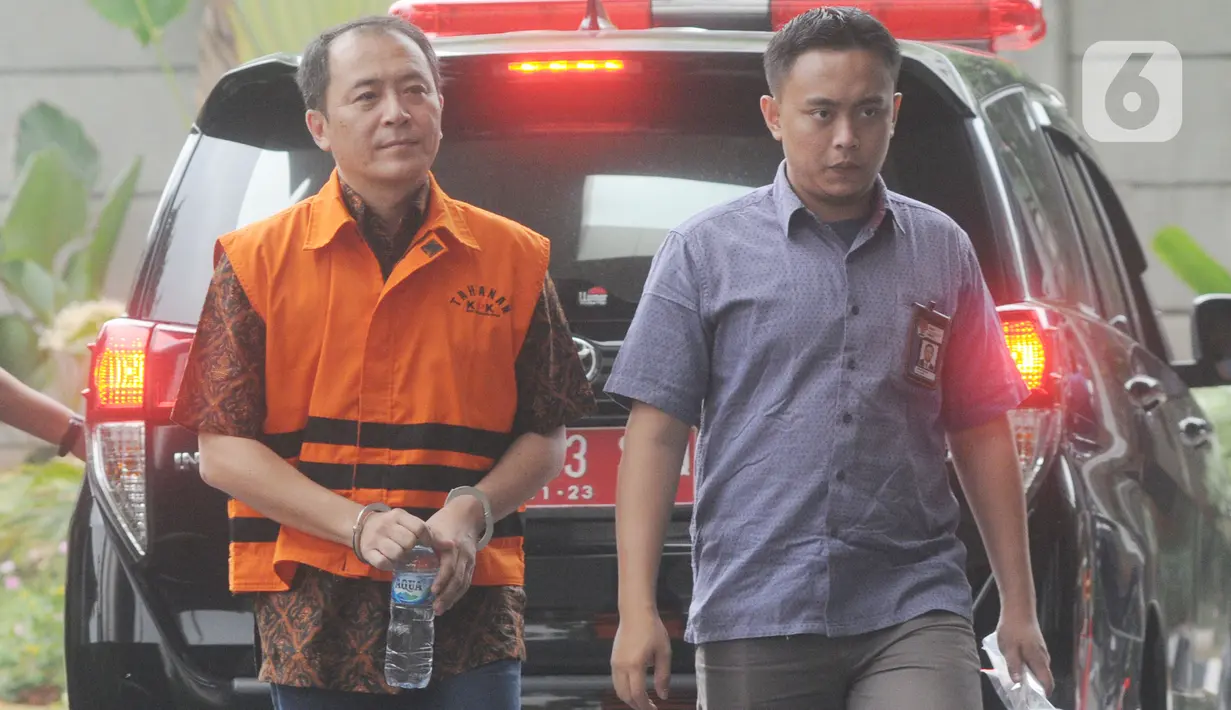 Mantan Presiden Direktur PT Lippo Cikarang Bartholomeus Toto tiba di Gedung KPK untuk menandatangani berkas perpanjangan penahanan untuk 40 hari ke depan, Jakarta, Jumat (6/11/2019). Toto merupakan tersangka dalam kasus dugaan suap perizinan proyek pembangunan Meikarta. (merdeka.com/Dwi Narwoko)