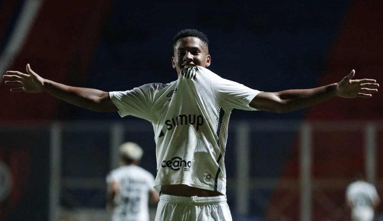 Hanya semusim berstatus pemain Chelsea pada 2023/2024 dan tak pernah mencatatkan satu pun penampilan bersama The Blues karena dipinjamkan ke Strasbourg sepanjang musim, sayap kanan asal Brasil, Angelo Gabriel akhirnya resmi dilepas Chelsea ke klub Saudi Pro League Al Nassr pada awal musim 2024/2025. Klub yang dihuni Cristiano Ronaldo tersebut mengikatnya dengan nilai transfer 23 juta euro (Rp394 miliar). (AFP/Pool/Natacha Pisarenko)