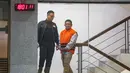 Bupati Lombok Barat Lalu Ahmad Zaini berjalan menuju mobil tahanan usai menjalani pemeriksaan di Gedung Merah Putih KPK, Jakarta, Selasa (21/7/2026). (KLY/Arie Basuki)